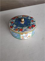 Decorative tin with ornaments