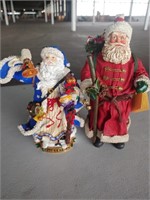 2 Santa Claus figurines