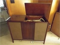 Antique Ultratone Wood Cabinet AM\FM  Turntable