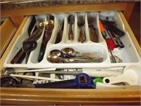 Contents of 5 drawers of utensils, flatware, & mor