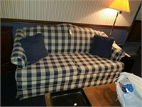 BROYHILL 2 CUSHION SOFA/ HIDE A BED