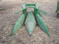 JOHN DEERE 2RN CORN HEAD (like new)