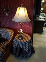 2 BRONZE TONE LAMPS W/ SMALL TABLE W/ TABLE CLOTHS