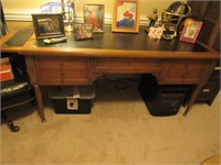 AntiqueTrouvailles Inc. Executive Desk