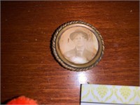 ANTIQUE PIN WITH GENTLEMAN PHOTO
