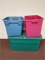 Green rubbermaid bin with lid and more