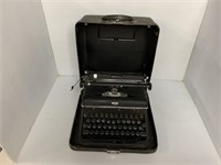 Vintage Royal De Luxe Typewriter