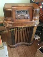 Antique PhilCo wood cabinet tube radio