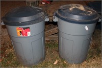 2- 32 Gallon Rubbermaid Trash Cans and Lids