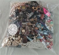 D - BAG OF COSTUME JEWELRY (6)