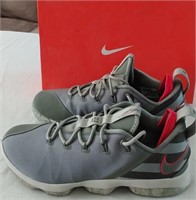 D - NIKE ZOOM SHOES SIZE 10