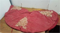 Fancy Tree Skirt 42inA Gold - Red + Xmas Trees