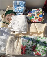 D - MIXED LOT OF TABLE LINENS