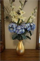 Vase/Flowers/Feathers