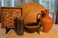Mixed lot, cutting board, woven tray, wooden bowl