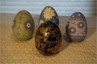 Group of 4 decorative eggs
