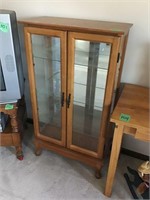 glass front/shelfs curio cabinet