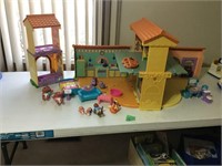 play/doll house, w/furniture, people
