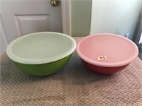 2 Plastic Mixing Bowls with Lids