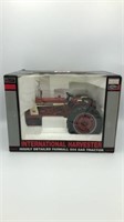 SpecCast Farmall 504 Gas 1/16 Tractor