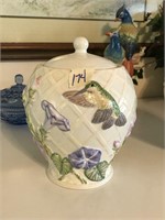 Home Presents Porcelain Urn