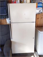 Kenmore Refrigerator 29.5" x 26.5" x 65.5"