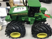JOHN DEERE  TOY TRACTOR  (MAKES A STARTING NOISE)