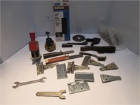 LOT: HINGES; DRYWALL SCREEN; MISC
