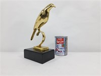 Statuette d'un faucon en métal doré