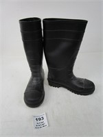 NICE RUBBER SIZE 6 BOOTS - GREAT CONDITION