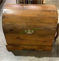 Medium size pine round top trunk, with some cat