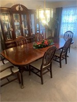 Gorgeous Mahogany Dining table and 6 chairs