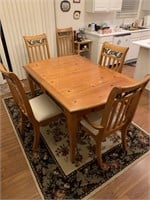 Beautiful Kitchen table and 6 chairs