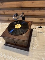 VICTOR TABLETOP TALKING MACHINE CO PHONOGRAPH