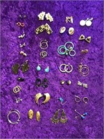 32 pairs of earrings