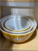 SET OF 3 PYREX MIXING BOWLS