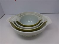 Nesting set of pyrex mixing bowls