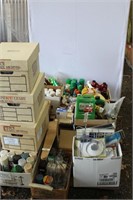 PALLET OF SPRAY PAINT AND AUTOMOBILE SUPPLIES