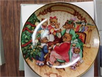 AVON CHRISTMAS PORCELAIN  TRIMED IN 22K GOLD 1989