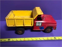 Vintage metal Tonka dump truck toy