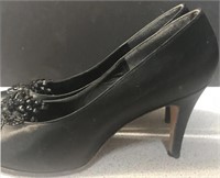 BLACK SATIN LEATHER SOLE SAKOWITZ PUMPS: SIZE 8.5