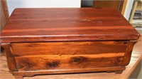 VINTAGE MINI CEDAR CHEST ! -CRT-4