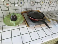SELECTION OF SKILLETS, TRAYS, CUTTING BOARD,