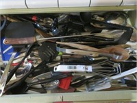 LARGE SELECTION OF KITCHEN UTENSILS