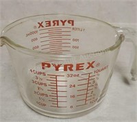 Vintage Pyrex 4 cup glass measuring cup