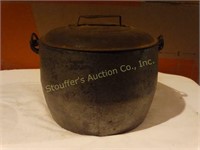 Antique Erie 4 qt. cast iron smelting pot w/tin