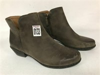 FINAL SALE-W/ SCRATCHES CLARKS WOMENS BOOTS