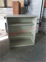 Metal shelf unit/2 movable shelves