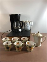 B&D coffee pot and 2 tea pots, 6 cups
