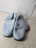 NEW INDOOR SLIPPERS SIZE 6